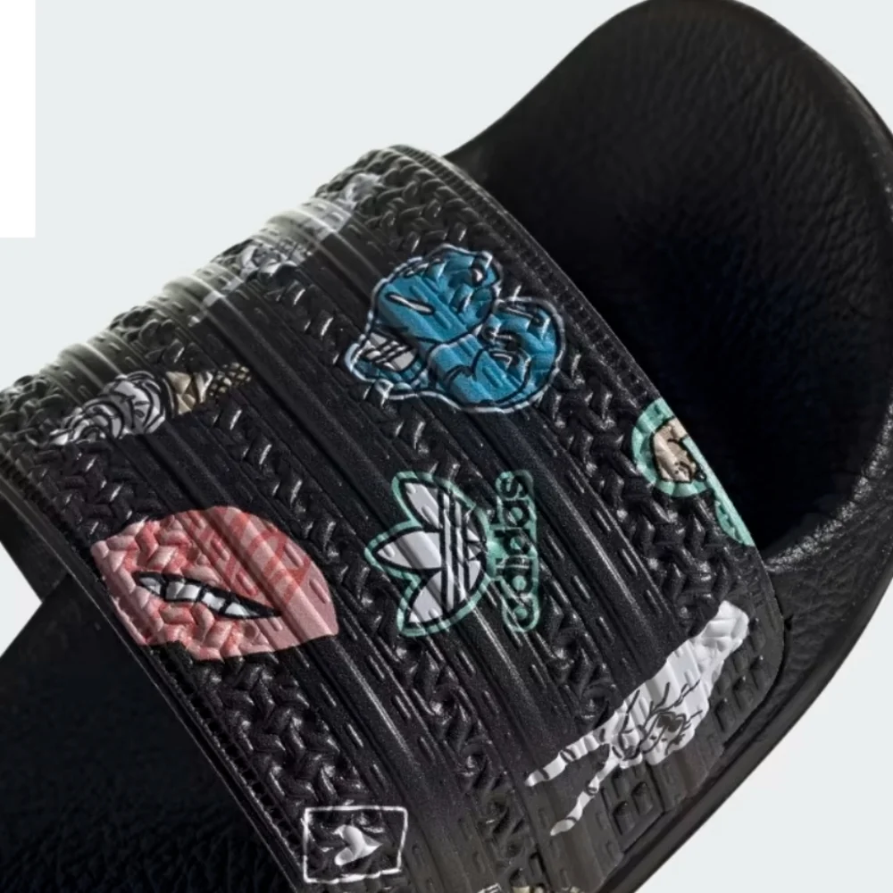ADIDAS ADILETTE J SLIDES size 6